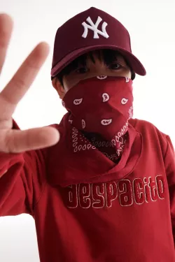 Melegíttö fiú felsö DESPACITO