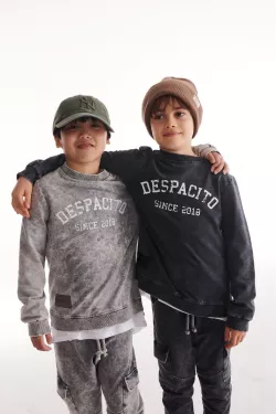 Melegíttö fiú felsö DESPACITO