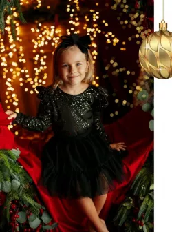 Kislány karácsonyi póló arany csillámokkal és fodros ujjal