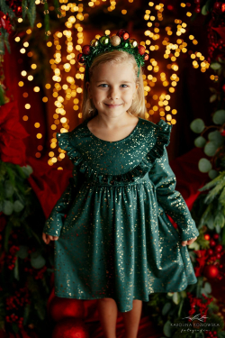 Kislány karácsonyi ruha arany csillámokkal és fodorral elöl